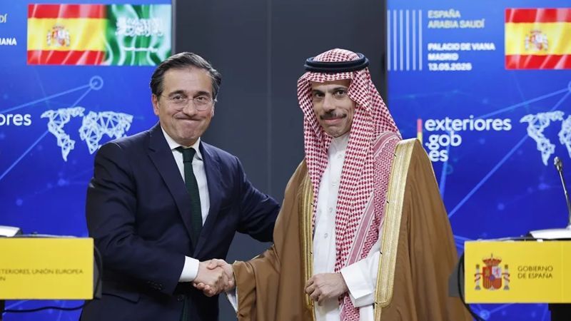Udenrigsminister José Manuel Albares og hans saudí-kollega prins Faisal bin Farhan al Saud