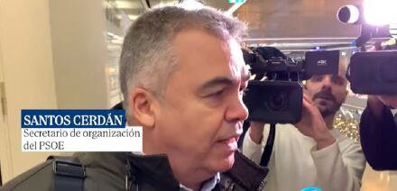 Journalister overfalder Santos Cerdán ved ankomsten til Geneve Lufthavn.